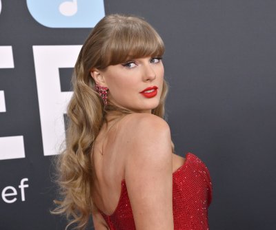 Selena Gomez, Brittany Mahomes celebrate Swift’s music milestone
