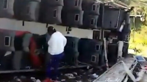 6 Tourists Die in Fatal Crash