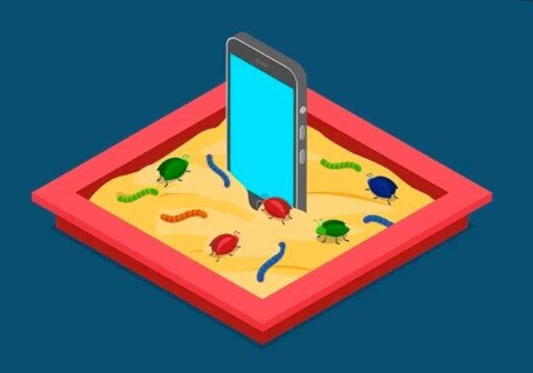 Which operating system was targeted by the first ever mobile phone virus?