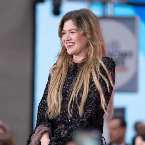 Kelly Clarkson hosts first show since ex Brandon Blackstock’s death