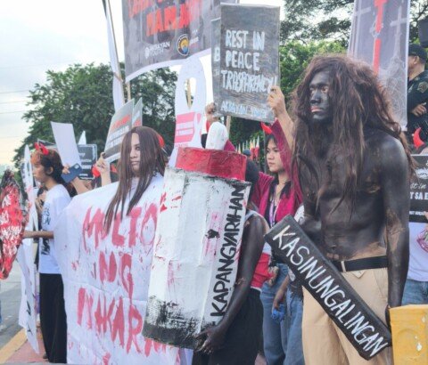 Grupo ng kabataan, nagbihis ng mga nakakatakot na Halloween costume sa kanilang protesta kontra-katiwalian