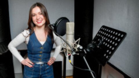 Is í glór Gaelach Isibéal a bheidh le cloisteáil ar chloigíní dorais na hÉireann as seo amach