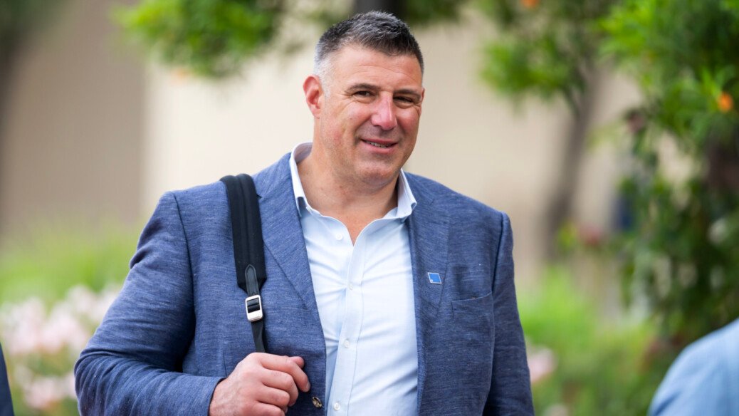 Person who took photos of Mike Vrabel, Dianna Russini wanted ‘four figures’