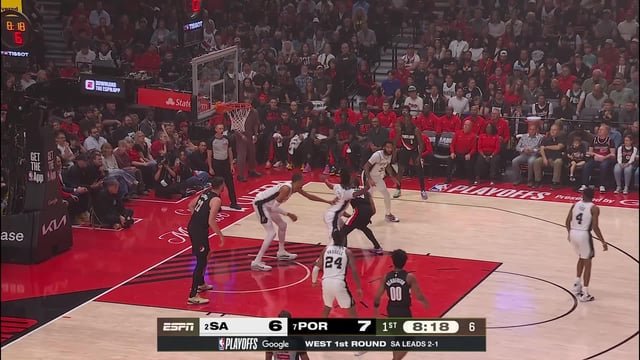 [Highlight] Victor Wembanyama holding Stephon Castle up so he doesn’t get bodied