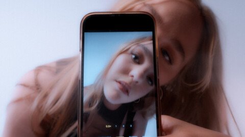 Hanna Andrea Unveils Music Video for “Get Off Your Phone”