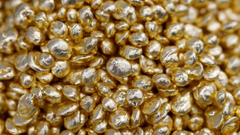 Gold falls at close, posts weekly loss of over 3%