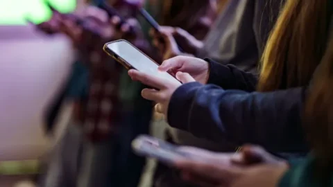 U.K. outlines plans for teen social media ban