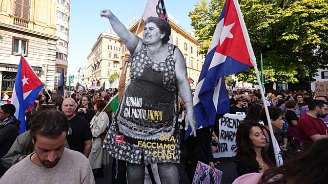 Italy: Thousands protest rising living costs and defence spending in general strike